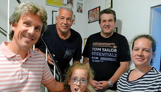 Mila und ihre Eltern freuen sich mit Markus Bleich und Antonio Pernas von Lolo"s Friends (hinten v.l.) über den neuen Treppenlift.
Foto: Harald Schmidt Mila und ihre Eltern freuen sich mit Markus Bleich und Antonio Pernas von Lolo"s Friends (hinten v.l.) über den neuen Treppenlift.
Foto: Harald Schmidt
