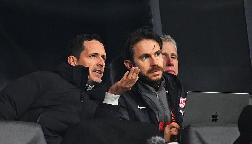 Eintracht Frankfurts Trainer Dino Toppmöller (l) zeigt sich zuversichtlich, dass der Club bald einen Nachfolger für Omar Marmoush präsentiert. Eintracht Frankfurts Trainer Dino Toppmöller (l) zeigt sich zuversichtlich, dass der Club bald einen Nachfolger für Omar Marmoush präsentiert.