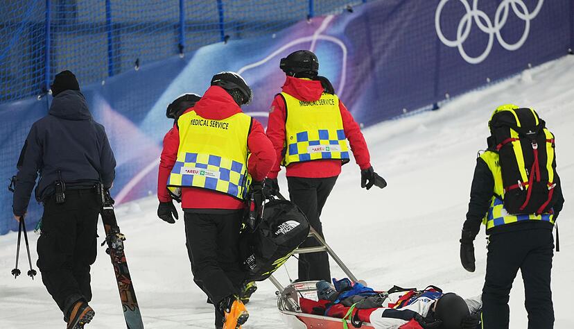 Musste mit einem Schlitten abtransportiert werden: Elias Lajunen Musste mit einem Schlitten abtransportiert werden: Elias Lajunen
