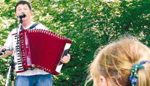 Kurt Bürklein, Leiter des Gesangvereins Bitzfeld, sorgte mit Wein- und Schunkelliedern auf seinem Akkordeon für gute Laune.Foto: Margit Stöhr-Michalsky