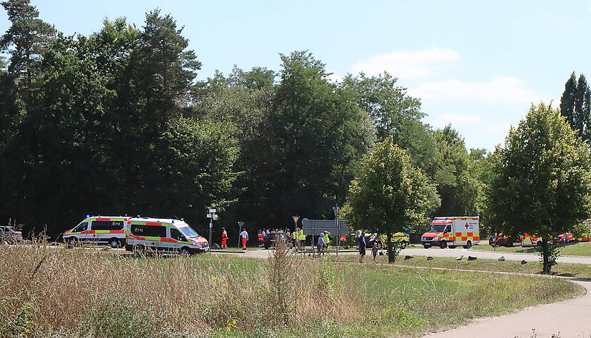 Rettungskräfte stehen am Legoland. Bei einem Unfall auf einer Achterbahn in dem Freizeitpark im schwäbischen Günzburg sind mehrere Menschen verletzt worden. Rettungskräfte stehen am Legoland. Bei einem Unfall auf einer Achterbahn in dem Freizeitpark im schwäbischen Günzburg sind mehrere Menschen verletzt worden.