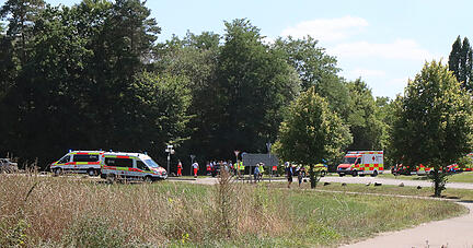 Rettungskr&auml;fte stehen am Legoland. Bei einem Unfall auf einer Achterbahn in dem Freizeitpark im schw&auml;bischen G&uuml;nzburg sind mehrere Menschen verletzt worden.