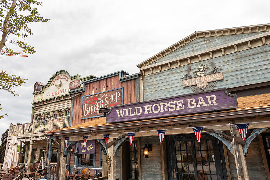 Im Themenbereich "Silver Lake City", der eine amerikanische Westernstadt im Europa-Park Rust darstellt, sind die Gebäude unter anderem als eine Western-Bar aufgemacht. Im Themenbereich "Silver Lake City", der eine amerikanische Westernstadt im Europa-Park Rust darstellt, sind die Gebäude unter anderem als eine Western-Bar aufgemacht.