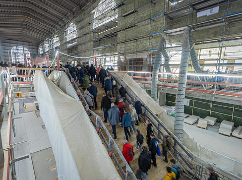 Zehntausende Menschen haben an den Tagen der offenen Baustelle die Gelegenheit genutzt und den Tiefbahnhof von Stuttgart 21 besichtigt. Zehntausende Menschen haben an den Tagen der offenen Baustelle die Gelegenheit genutzt und den Tiefbahnhof von Stuttgart 21 besichtigt.