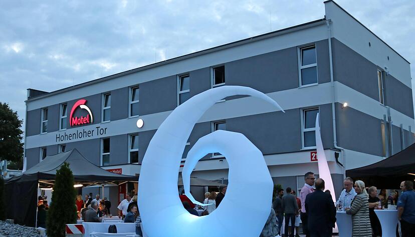 Mit Familie, Freunden, Handwerkern, Mitarbeitern und viel Musik feiern Karin und Wilfried Küffner die Eröffnung ihres Motels Hohenloher Tor.
Foto: Tscherwitschke