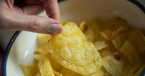 Chips gehören zu den beliebtesten Snacks bei Verbrauchern in Deutschland - manche essen sie auch im Bett. (Archivfoto)