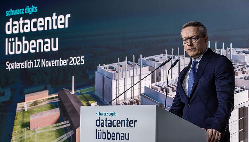 Karsten Wildberger (CDU), Bundesminister f&uuml;r Digitalisierung und Staatsmodernisierung, spricht bei der Festveranstaltung zum Spatenstich f&uuml;r das neue Schwarz Digits Rechenzentrum.