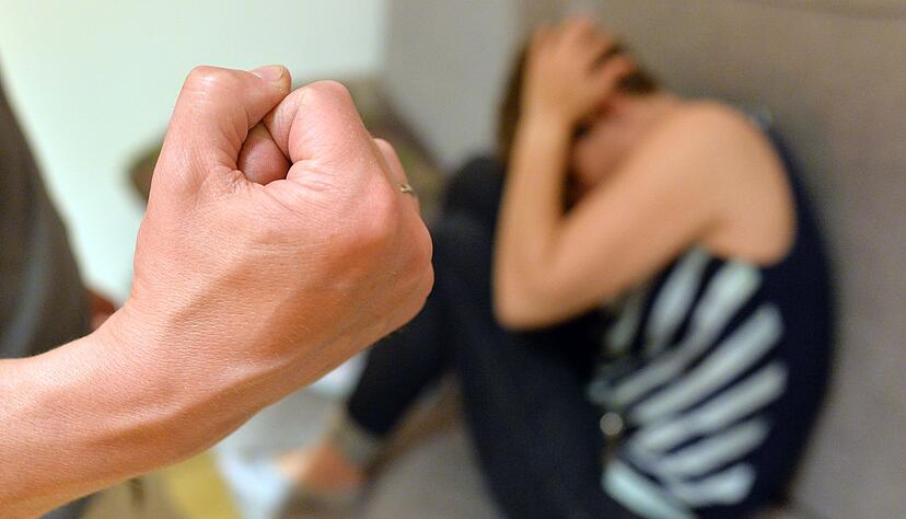 Hinter verschlossenen T&uuml;ren kommt es zu mehr Gewalt - die meisten F&auml;lle werden nicht angezeigt. (Symbolbild)