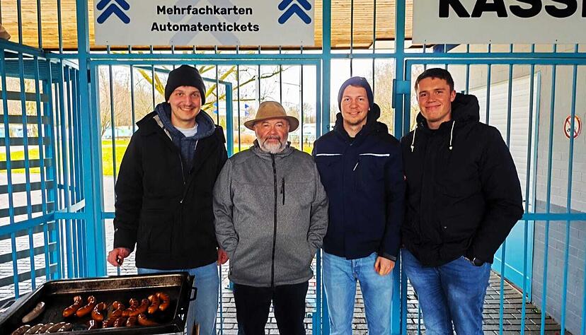 Eine Männergruppe grillte beim Erfrierungsschutz im Freibad Neckarhalde für die obdachlosen Menschen. Auch Besucher des uwi26 waren willkommen. Eine Männergruppe grillte beim Erfrierungsschutz im Freibad Neckarhalde für die obdachlosen Menschen. Auch Besucher des uwi26 waren willkommen.