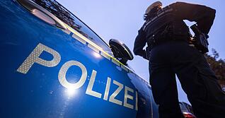 Uniformierte Polizistinnen und Polizisten geh&ouml;ren der Schutzpolizeidirektion an. Die Personalplanung beim Pr&auml;sidium Heilbronn war Thema einer Versammlung.
Foto: dpa