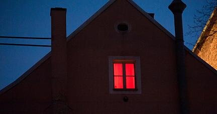 ARCHIV - Rot leuchtet ein Fenster am Abend in einem Haus in Regensburg, aufgenommen am 03.02.2012 in Regensburg (Oberpfalz). Foto: Armin Weigel/dpa (zu dpa «Wohnungsprostitution dominiert in Sachsen-Anhalt - häufiger Wechsel» vom 31.05.2014) +++(c) dpa - Bildfunk+++ ARCHIV - Rot leuchtet ein Fenster am Abend in einem Haus in Regensburg, aufgenommen am 03.02.2012 in Regensburg (Oberpfalz). Foto: Armin Weigel/dpa (zu dpa «Wohnungsprostitution dominiert in Sachsen-Anhalt - häufiger Wechsel» vom 31.05.2014) +++(c) dpa - Bildfunk+++