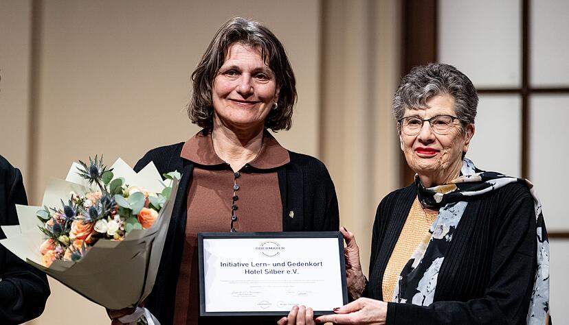Auch Brigitte Lösch von der Initiative Lern- und Gedenkort Hotel Silber e.V. in Stuttgart nahm eine Auszeichnung entgegen. Auch Brigitte Lösch von der Initiative Lern- und Gedenkort Hotel Silber e.V. in Stuttgart nahm eine Auszeichnung entgegen.