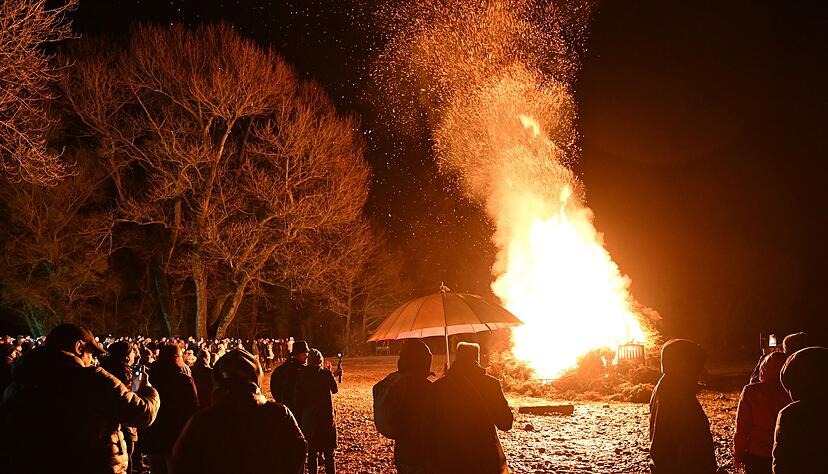 Hunderte Besucher schauen sich das Funkenfeuer an, das am Abend am Ufer des Bodensees am Malereck angezündet wurde. Hunderte Besucher schauen sich das Funkenfeuer an, das am Abend am Ufer des Bodensees am Malereck angezündet wurde.