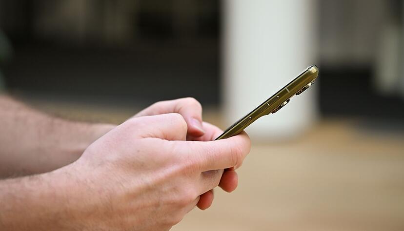 Deutlich d&uuml;nner als andere Ger&auml;te in dieser Klasse: Das Motorola Signature tr&auml;gt nicht sonderlich dick auf.