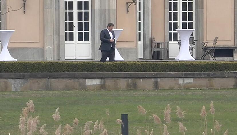 Finanzminister Klingbeil in der Villa Borsig, dem G&auml;stehaus des Ausw&auml;rtigen Amts am Tegeler See.