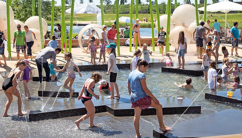 Am Wochenende sind die Temperaturen auf fast 30 Grad gestiegen. Vor allem Kinder suchen auf der Buga das k&uuml;hle Nass auf &minus; egal ob bei der Wassertreppe, am Strand oder wie hier bei den Wasserspielen.
Fotos: Andreas Veigel