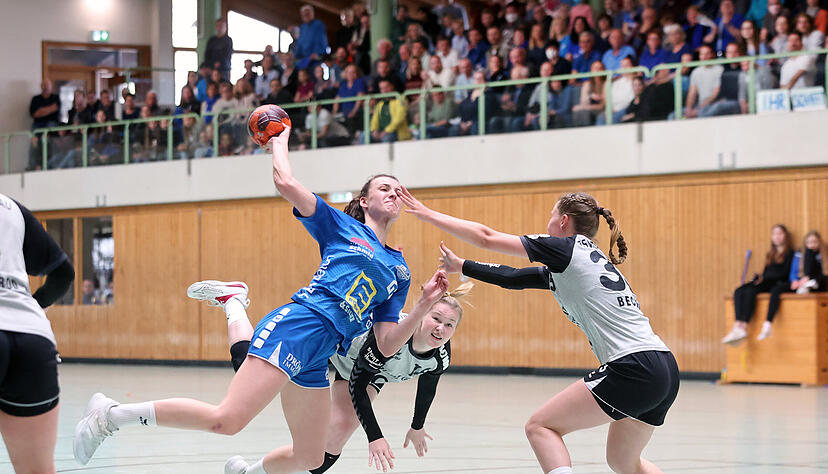 Handball Oberliga Damen TSV Bönnigheim - TSV Birkenau, Lena Halupka beim Wurf