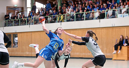 Handball Oberliga Damen TSV Bönnigheim - TSV Birkenau, Lena Halupka beim Wurf
