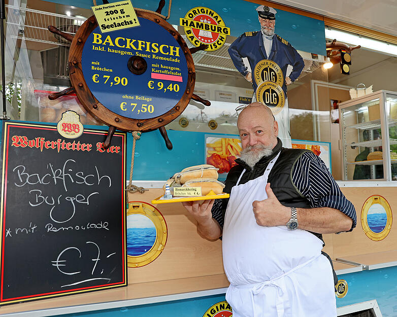 K&auml;pt`n Martins Backfisch und Meer serviert Backfisch-Burger.