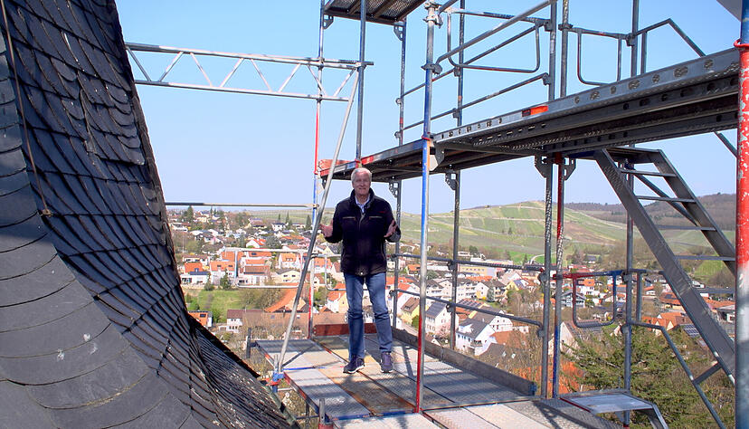 Stimme-Chefredakteur Uwe Ralf Heer hat sich die Sanierungsarbeiten am Fleiner Kirchturm umgesehen.