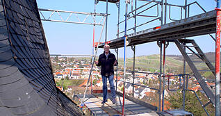 Stimme-Chefredakteur Uwe Ralf Heer hat sich die Sanierungsarbeiten am Fleiner Kirchturm umgesehen.