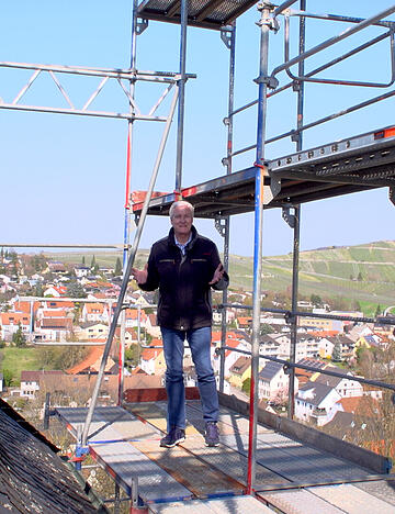 Stimme-Chefredakteur Uwe Ralf Heer hat sich die Sanierungsarbeiten am Fleiner Kirchturm umgesehen. Stimme-Chefredakteur Uwe Ralf Heer hat sich die Sanierungsarbeiten am Fleiner Kirchturm umgesehen.