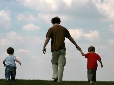 Das Elterngeld soll auch dazu beitragen, dass sich Väter stärker an der Erziehung ihrer Kinder beteiligen. (Bild: dpa) Das Elterngeld soll auch dazu beitragen, dass sich Väter stärker an der Erziehung ihrer Kinder beteiligen. (Bild: dpa)