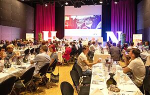 Stilvolles Ambiente mit 20 Weinen und einem vielgelobten Men&uuml;: die Premiumweinprobe in der Harmonie. Auf der B&uuml;hne moderierten Weinexperten die gereichten Probiertropfen aus dem Sortiment des Heilbronner Weindorfs. 
Fotos: Andreas Veigel