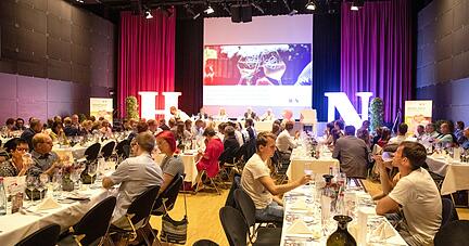 Stilvolles Ambiente mit 20 Weinen und einem vielgelobten Men&uuml;: die Premiumweinprobe in der Harmonie. Auf der B&uuml;hne moderierten Weinexperten die gereichten Probiertropfen aus dem Sortiment des Heilbronner Weindorfs. 
Fotos: Andreas Veigel