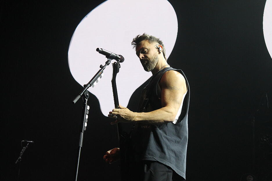 5500 Fans feiern die beiden Bands, die als Co-Headliner je 70 Minuten spielen.