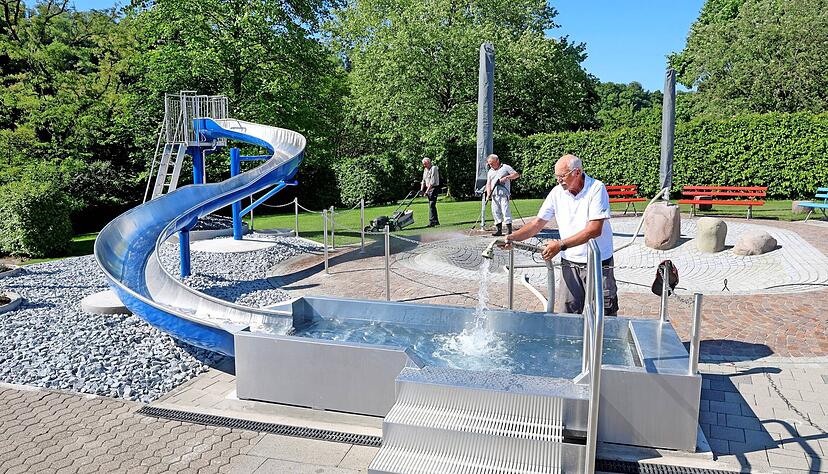 Halten das Freibad ehrenamtlich am Laufen (von links): Winfried Brechter, Manfred Klimmer und Berthold Oßner, der Vorstand der Freibadfreunde Neudenau.