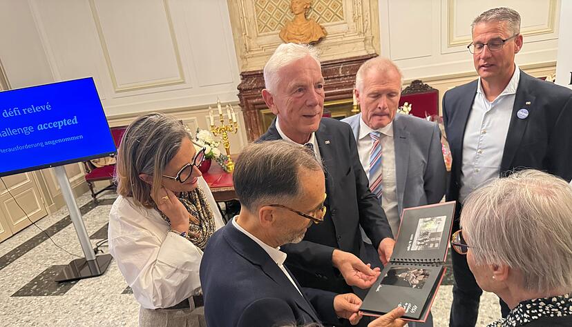 Heilbronns Delegation überreicht Bürgermeister Ménard ein Geschenk: Unter anderem ein Fotoalbum, das an die vergangenen 60 Jahre zurück erinnert. Heilbronns Delegation überreicht Bürgermeister Ménard ein Geschenk: Unter anderem ein Fotoalbum, das an die vergangenen 60 Jahre zurück erinnert.
