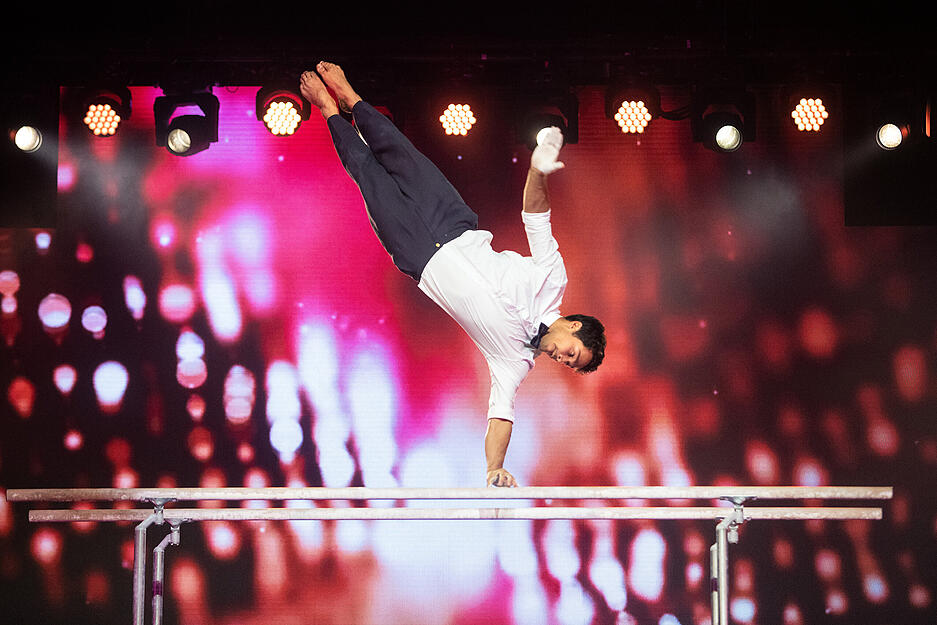 Starke Turner vom rtistic Show Team Heidelberg zeigen am Barren spektakul&auml;re &Uuml;bungen