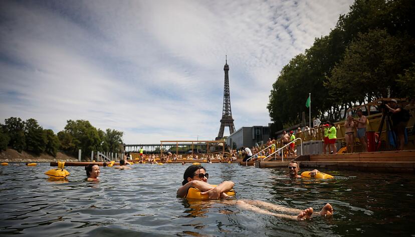 Menschen genießen das Wasser an der Badestelle Grenelle an der Seine in Paris. Menschen genießen das Wasser an der Badestelle Grenelle an der Seine in Paris.