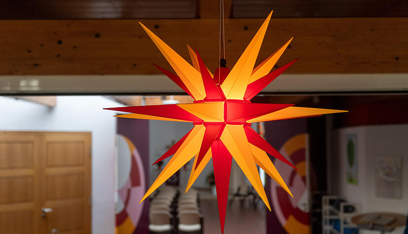 In der Martin-Luther-Kirche in Neckarsulm h&auml;ngt "quasi schon immer" ein Herrnhuter Stern im Eingangsbereich, wie Pfarrer Dieter Steiner sagt.