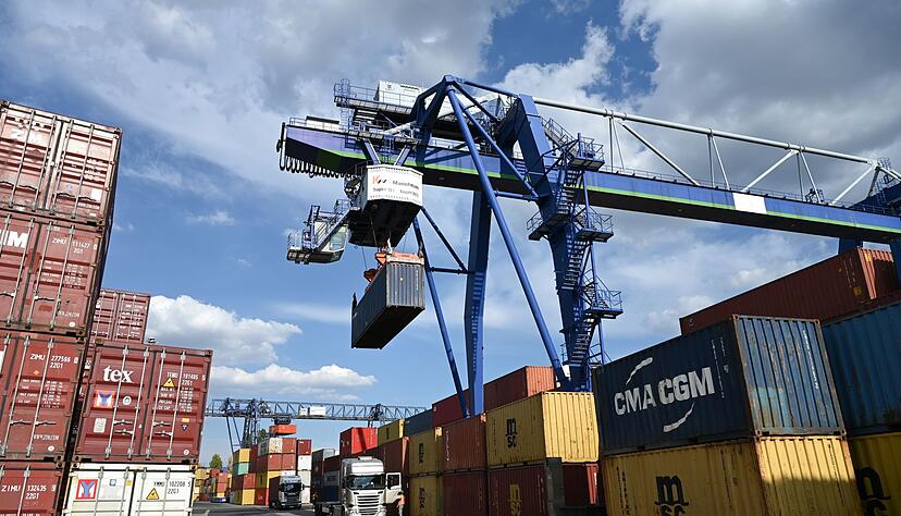 Zinserhöhungen und die schwächelnde Weltwirtschaft verderben vielen Branchen in Deutschland die Stimmung. Zinserhöhungen und die schwächelnde Weltwirtschaft verderben vielen Branchen in Deutschland die Stimmung.