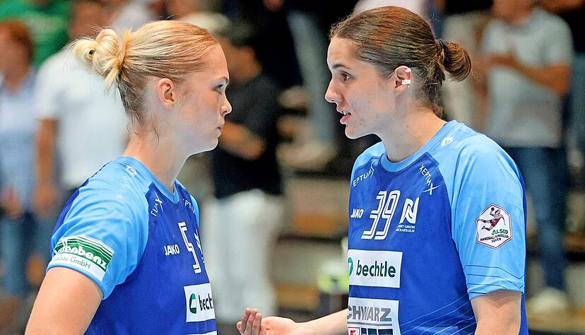Nichts zu machen in Bensheim: Das Neckarsulmer Kreisläuferinnen-Duo Kim Hinkelmann (links) und Merle Albers schied mit seiner Mannschaft im Viertelfinale aus dem DHB-Pokal aus.