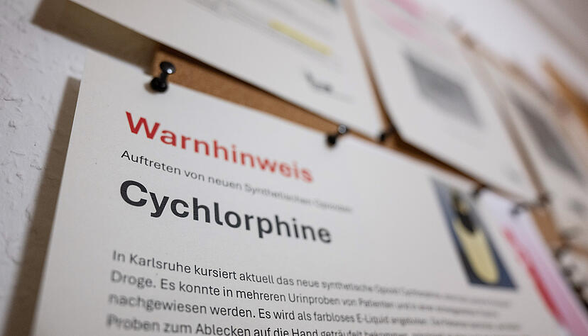 Ein Warnhinweis vor der synthetischen Droge Cychlorphin h&auml;ngt in einem Drogenkonsumraum.