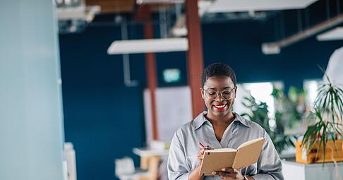 Selbstwert st&auml;rken: Eine Erfolgsliste mit erreichten Zielen und positiven R&uuml;ckmeldungen hilft, das eigene Potenzial realistischer einzusch&auml;tzen.