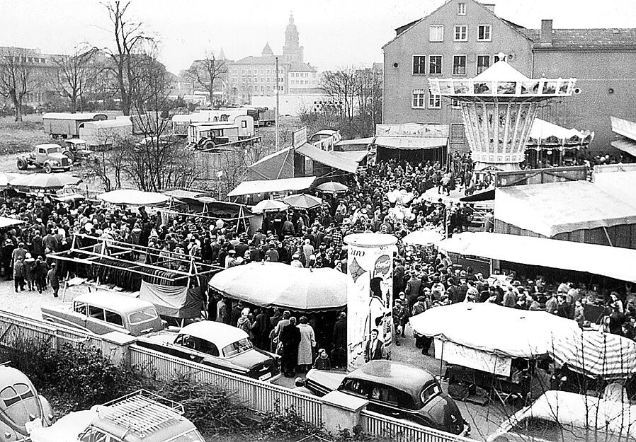 Die undatierte Aufnahme aus den 1950er Jahren zeigt dichtes Gedränge zwischen den Budengassen nahe der alten Kelter. Vom Pferdemarkt nicht wegzudenken ist das Kettenkarussell.