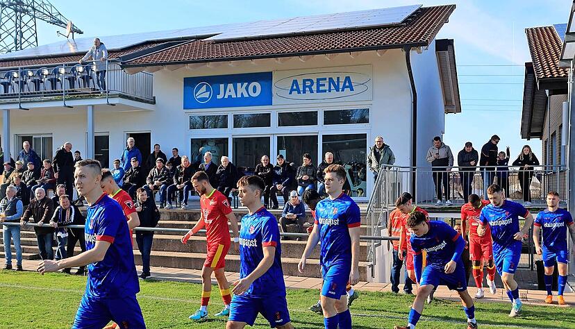 Zum letzten Mal in dieser Saison laufen die Spieler des FSV Hollenbach gegen Normannia Gm&uuml;nd auf den Rasenplatz in der Jako Arena ein. Dieser wird danach gepflegt und braucht eine Pause.
Foto: Marc Schmerbeck