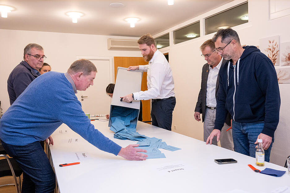 Helfer zählten die Stimmen bei der Bürgermeisterwahl in Massenbachhausen aus. Helfer zählten die Stimmen bei der Bürgermeisterwahl in Massenbachhausen aus.