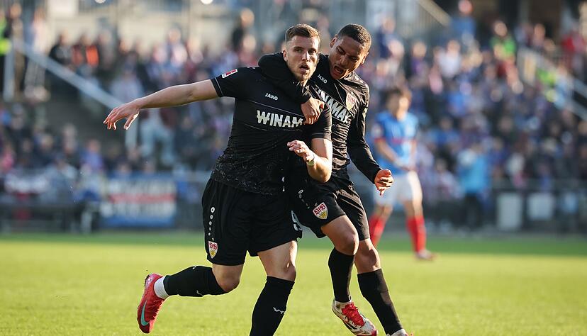 Die Stuttgarter Ermedin Demirovic (l) und Enzo Millot feiern den Treffer zum 2:2.
