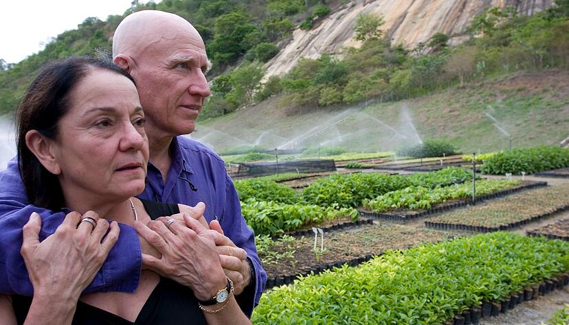 Gemeinsam mit seiner Frau Lelia Wanick Salgado forstete Sebastião Salgado die Farm seiner Eltern auf und setzte sich für Naturschutz ein. Gemeinsam mit seiner Frau Lelia Wanick Salgado forstete Sebastião Salgado die Farm seiner Eltern auf und setzte sich für Naturschutz ein.