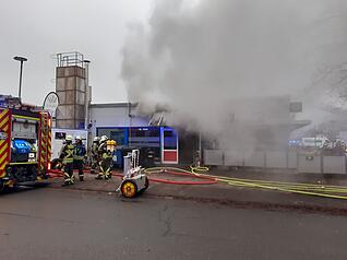 In einem Gebäudekomplex in Bad Friedrichshall-Hagenbach ist am Mittwochmorgen ein Brand ausgebrochen.