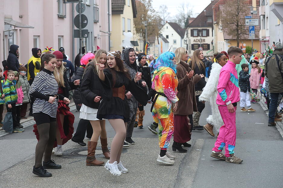 Gute Laune und lautes „Helau“ prägen das bunte Treiben in der Innenstadt. Gute Laune und lautes „Helau“ prägen das bunte Treiben in der Innenstadt.