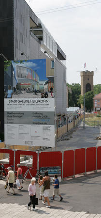 Eingezäunte ECE - Baustelle mit Blick auf Götzenturm, Juli 2006. Foto: HSt-Archiv.