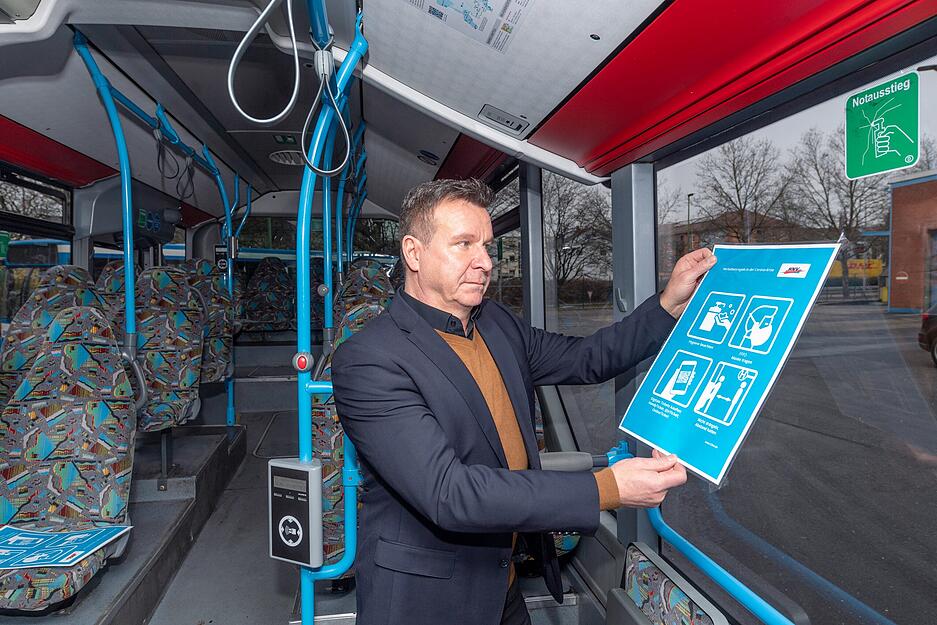 31. Januar: Ohne Maske Bus fahren ist wieder möglich. In den öffentlichen Verkehrsmitteln werden die Hinweistafeln  zu den Corona-Schutzmaßnahmen in Bus und Bahn entfernt. 31. Januar: Ohne Maske Bus fahren ist wieder möglich. In den öffentlichen Verkehrsmitteln werden die Hinweistafeln  zu den Corona-Schutzmaßnahmen in Bus und Bahn entfernt.