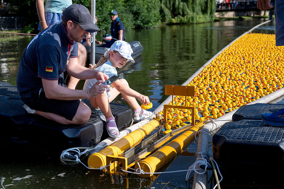 Bereits zum 20. Mal findet das Entenrennen in Heilbronn statt. Die Erlöse des Events, das parallel zum Lichterfest stattfindet, gehen an soziale Projekte. Bereits zum 20. Mal findet das Entenrennen in Heilbronn statt. Die Erlöse des Events, das parallel zum Lichterfest stattfindet, gehen an soziale Projekte.