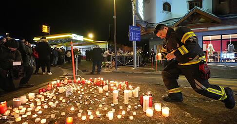 Schweiz, Crans-Montana: Menschen legen Kerzen und Blumen in der Nähe der Bar Le Constellation ab, in der ein verheerendes Feuer während der Neujahrsfeierlichkeiten Tote und Verletzte forderte. Schweiz, Crans-Montana: Menschen legen Kerzen und Blumen in der Nähe der Bar Le Constellation ab, in der ein verheerendes Feuer während der Neujahrsfeierlichkeiten Tote und Verletzte forderte.